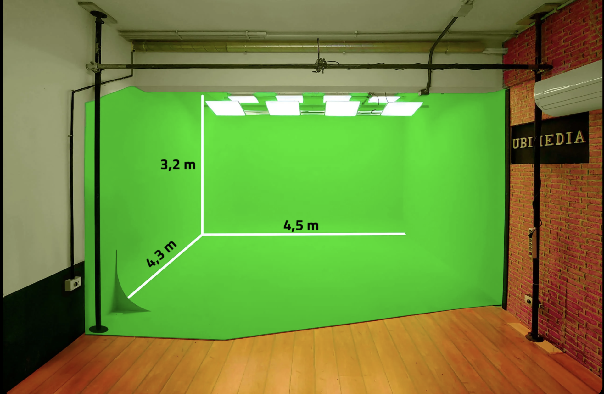 Studio green screen con telecamera e struttura a limbo