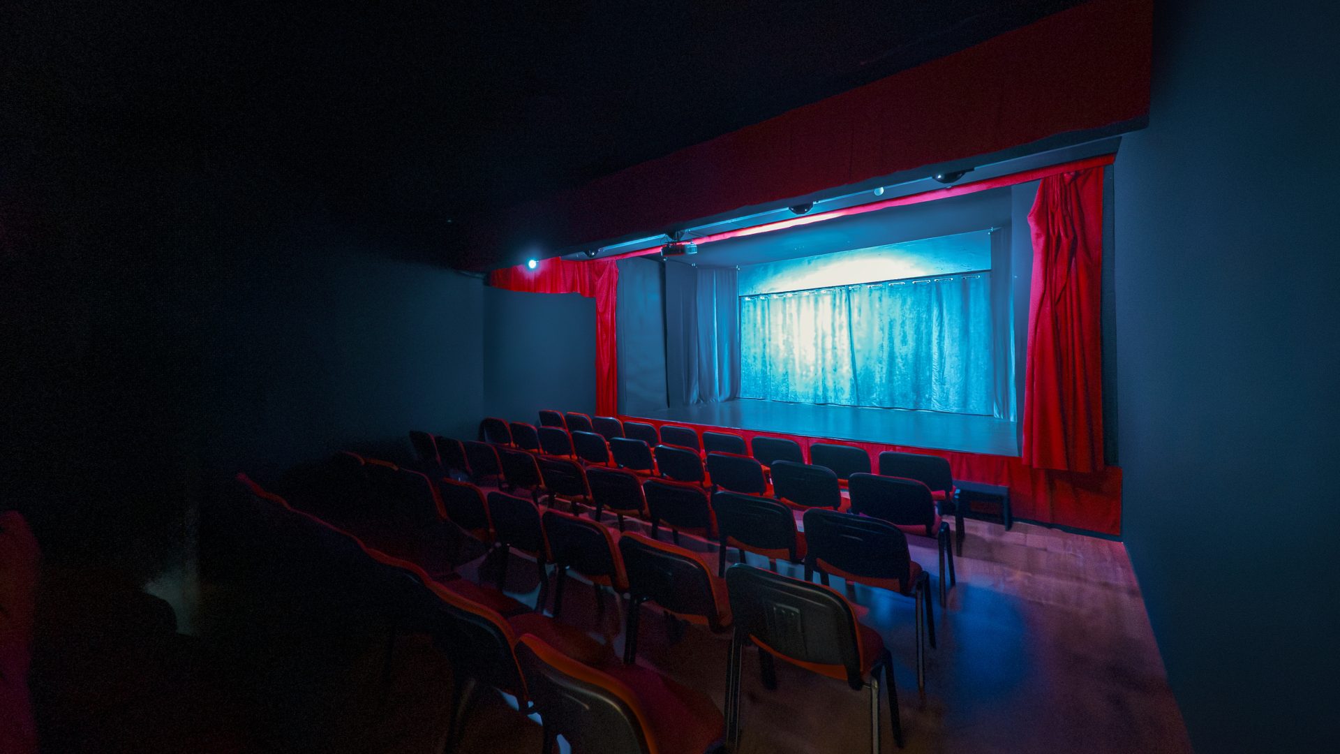 La platea del Teatro IF con le luci di scena accese
