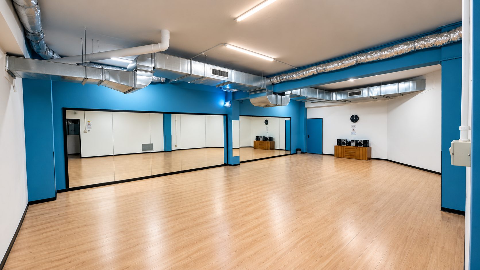 La sala danza con specchi a parete